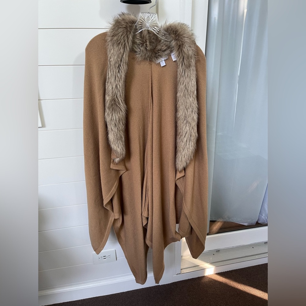 Camel brown cape style wrap with Faux Fur Collar. S/M women’s.